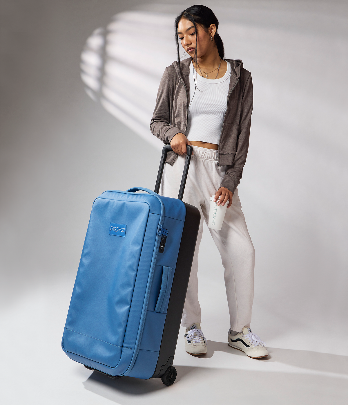 good-latitude-30-rolling-duffel-i4 JS0A86EOEW5-MODEL.png