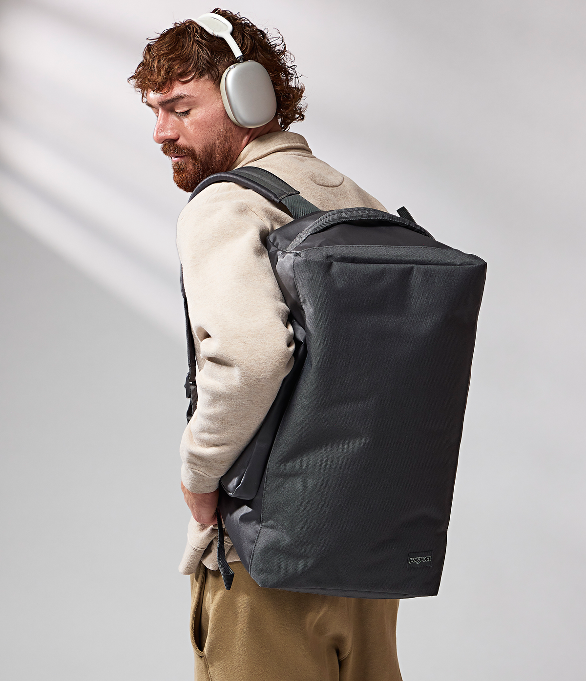 convertible-duffel-toiletry-bag-smokey-grit-set-o9 JS0A8E8EDMX-MODEL.png