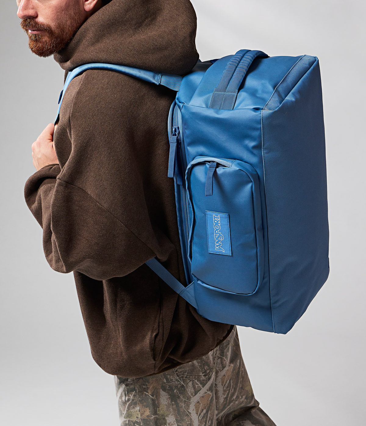 convertible-duffel-toiletry-bag-elemental-blue-set-j9 JS0A8E8EEW5-MODEL.png